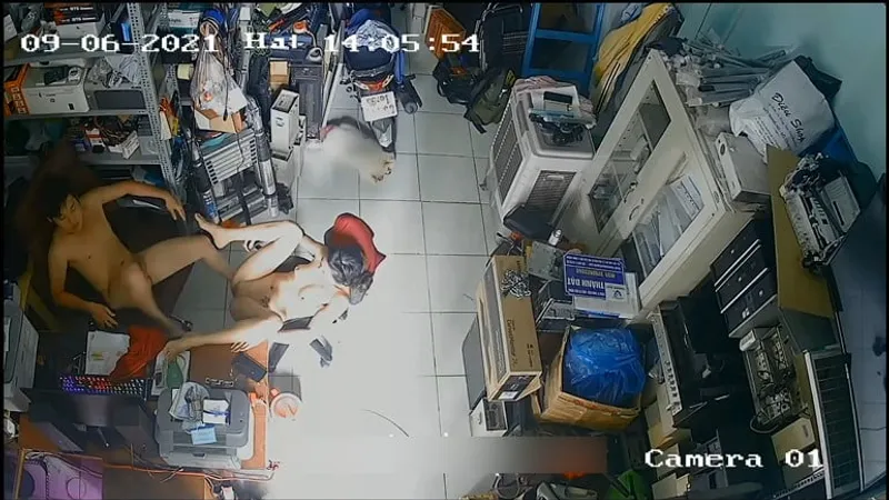 Vợ anh xã địt nhau trong của củ khoải máy tính